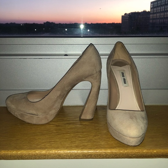 Miu Miu nude suede curved heel pump - Picture 2 of 4